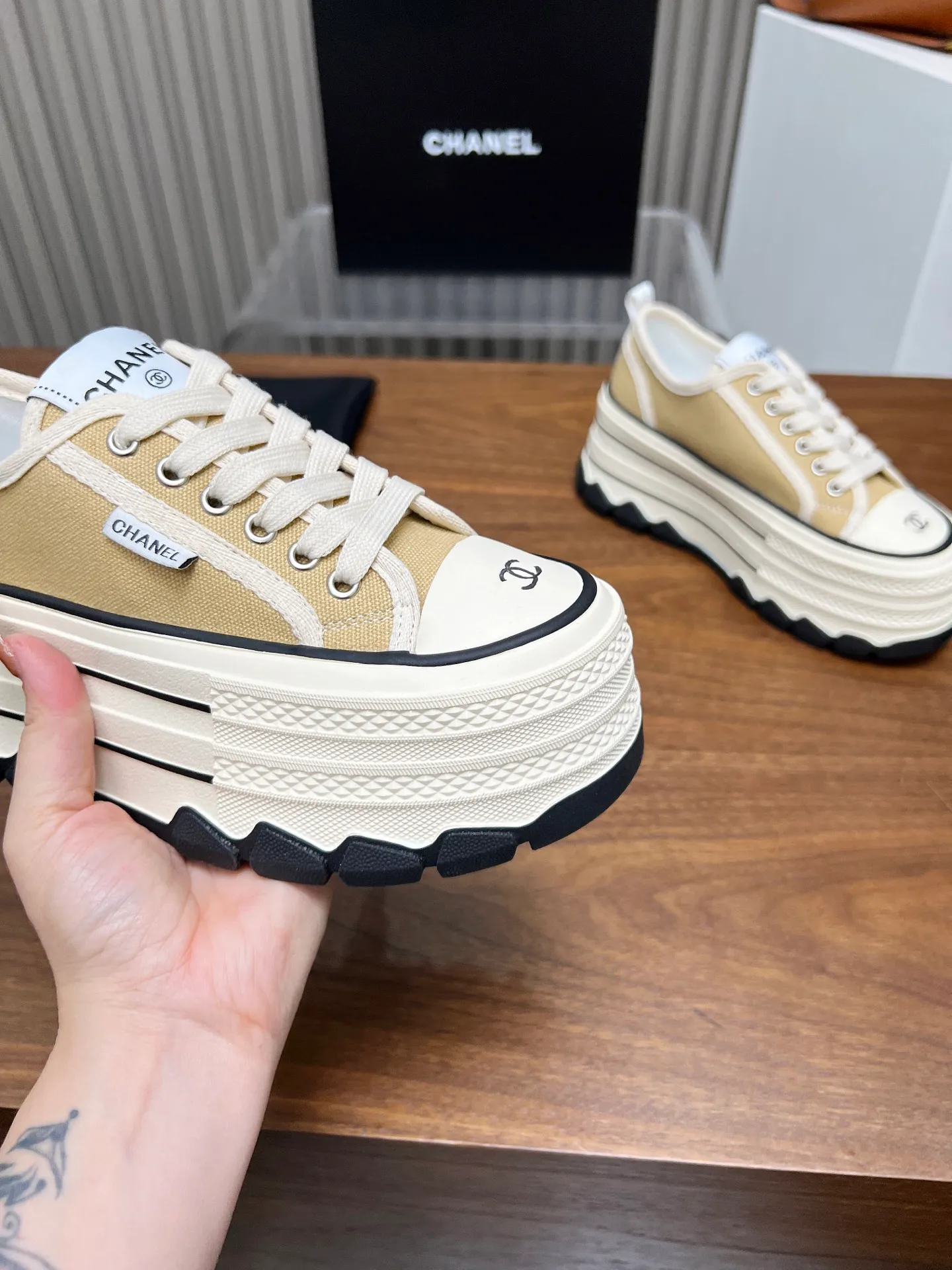 👟👟Ex-factory price 460👟👟 Top version, original quality! ! ! Chanel Chanel - 2025 biscuit shoes, the top casual sports shoes in the counter. This classic design; the style of the upper is made of various craftsmanship; the outsole is fashionable and sporty; the unusual inclusion of a variety of color matching elements... The diversified mix and match is very beautiful and versatile, casual, fashionable, sports and outdoor can be taken into account... ꫛꫀꪝ Go➫ Material: ❶Upper made of: original canvas ❷Inside made of: sheepskin ❸Outsole based on: Original TPU combination outsole, counter quality packaging, complete set for women 35–40